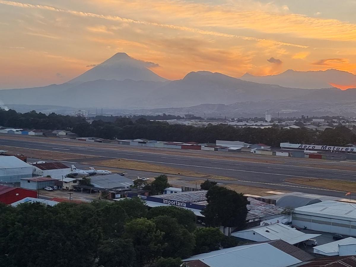 Amazing Volcano Views In Front Of Airport Guatemala City Bagian luar foto