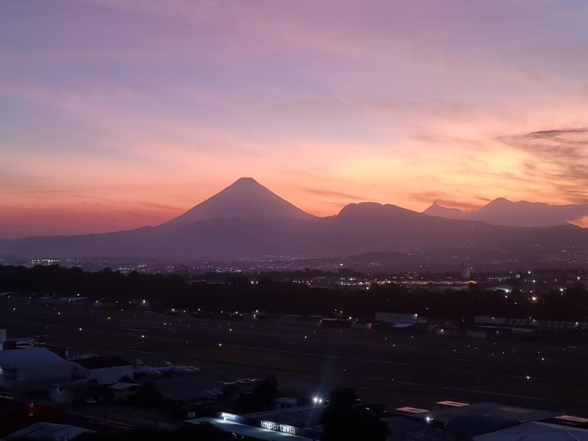 Amazing Volcano Views In Front Of Airport Guatemala City Bagian luar foto