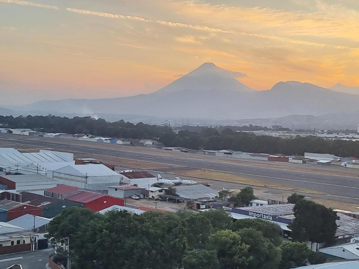 Amazing Volcano Views In Front Of Airport Guatemala City Bagian luar foto
