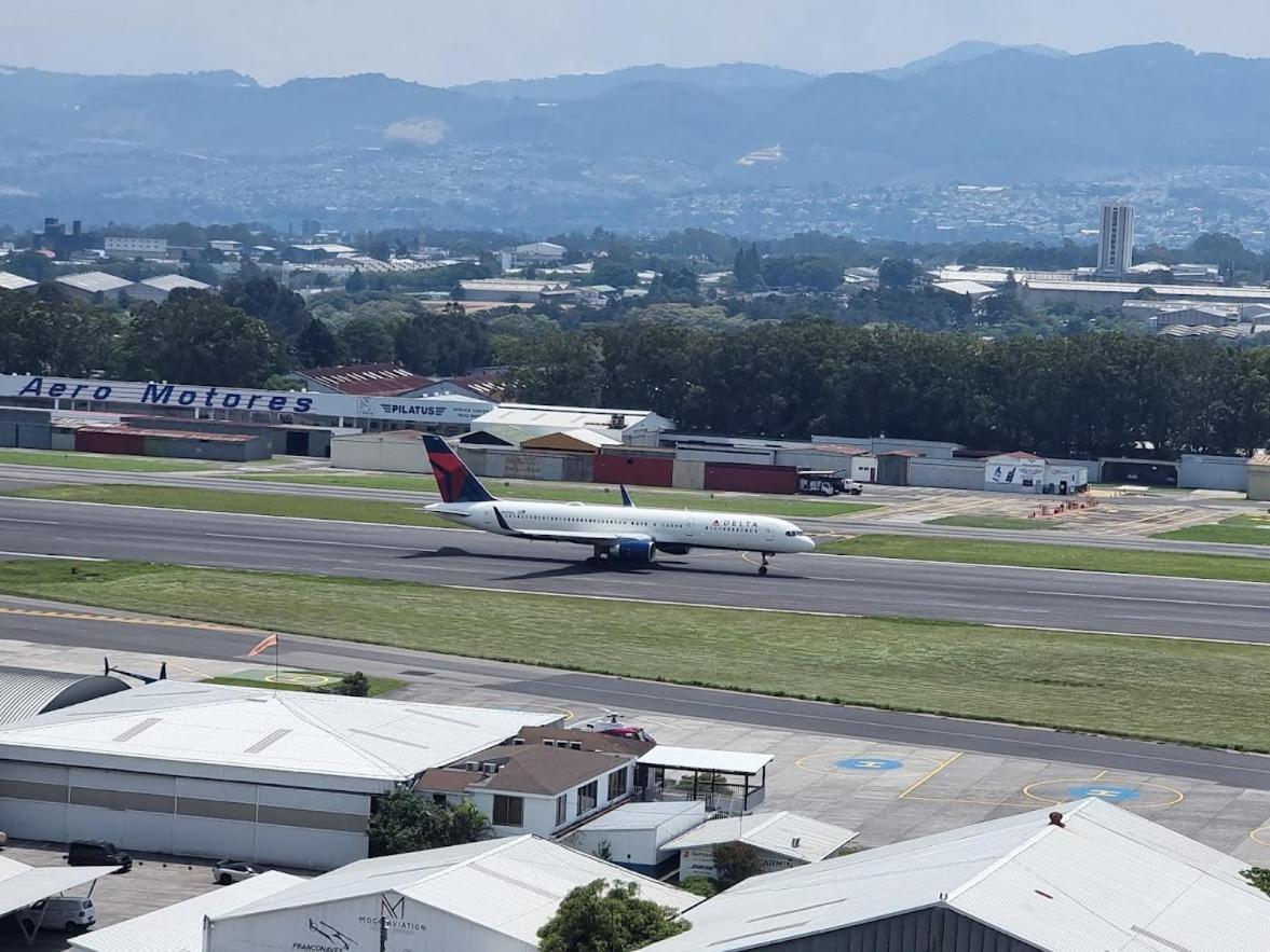 Amazing Volcano Views In Front Of Airport Guatemala City Bagian luar foto