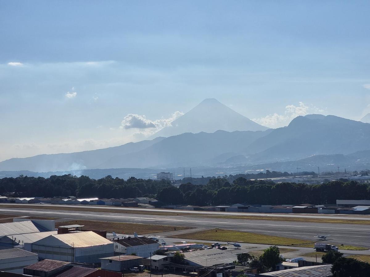Amazing Volcano Views In Front Of Airport Guatemala City Bagian luar foto