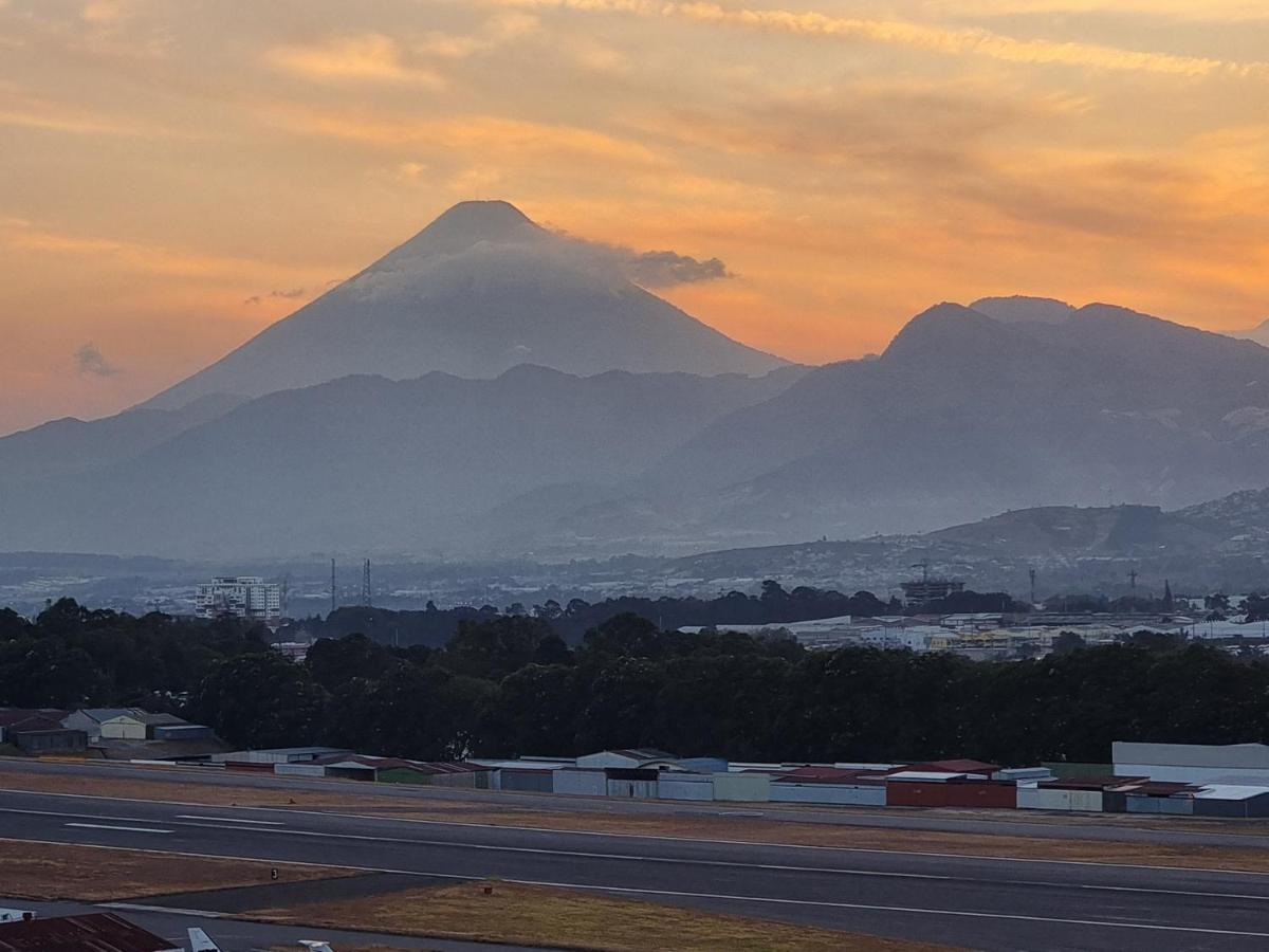 Amazing Volcano Views In Front Of Airport Guatemala City Bagian luar foto