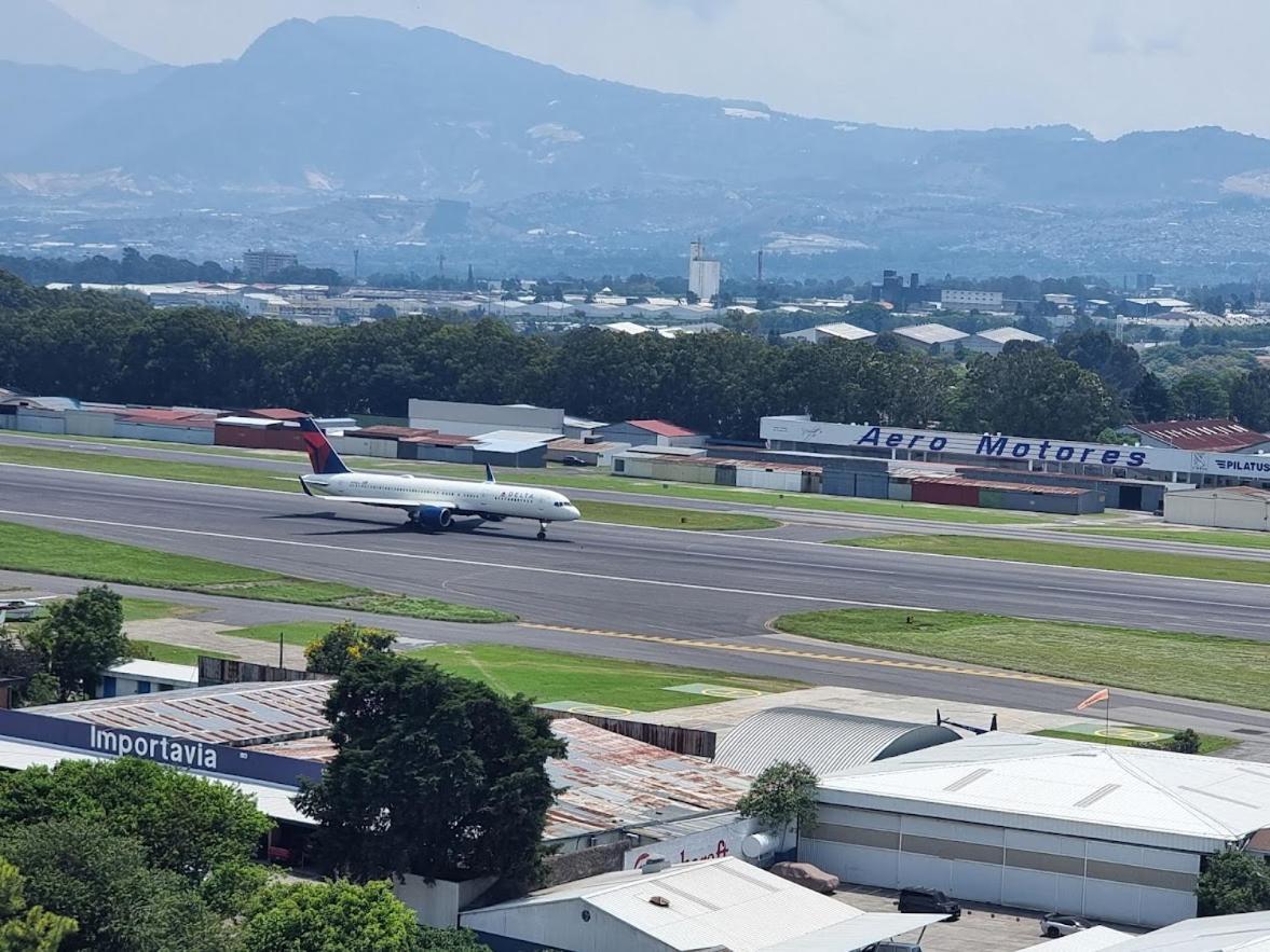 Amazing Volcano Views In Front Of Airport Guatemala City Bagian luar foto
