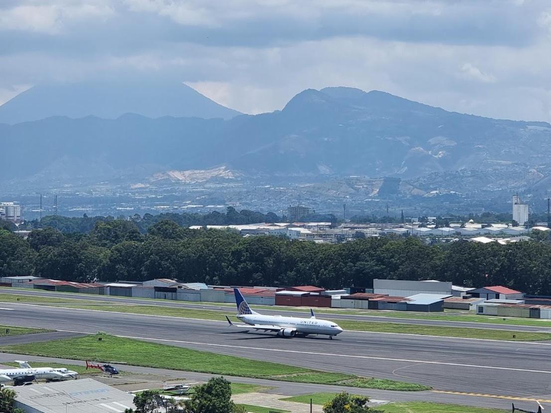 Amazing Volcano Views In Front Of Airport Guatemala City Bagian luar foto