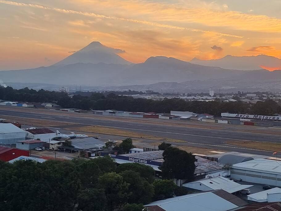 Amazing Volcano Views In Front Of Airport Guatemala City Bagian luar foto