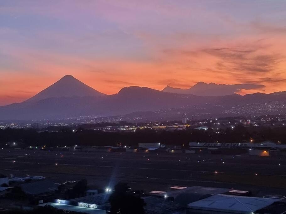 Amazing Volcano Views In Front Of Airport Guatemala City Bagian luar foto
