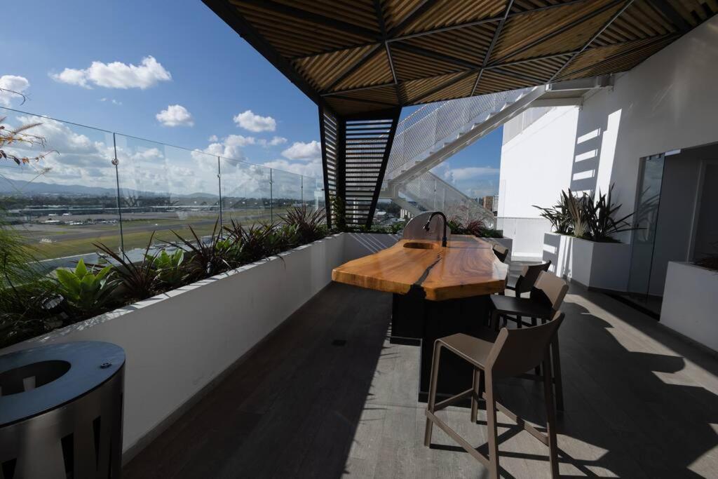 Amazing Volcano Views In Front Of Airport Guatemala City Bagian luar foto