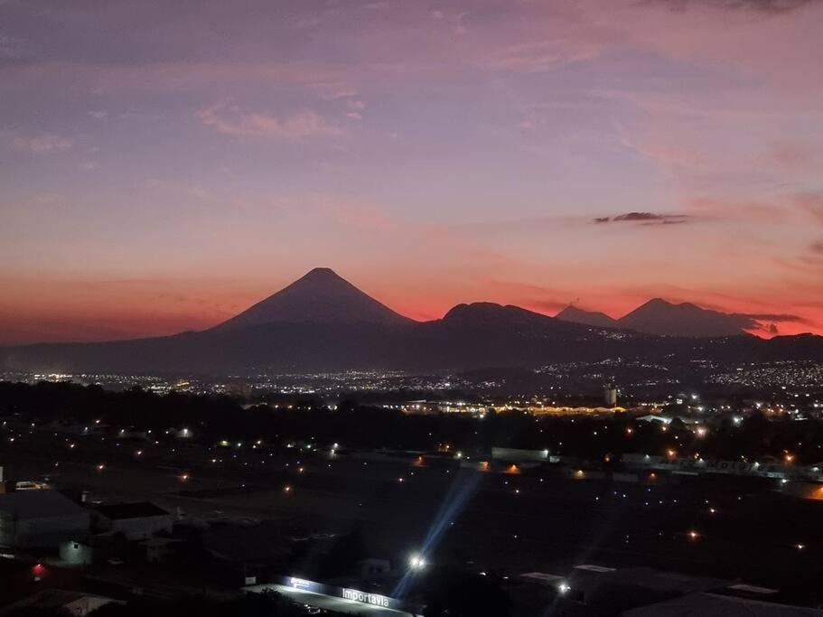 Amazing Volcano Views In Front Of Airport Guatemala City Bagian luar foto